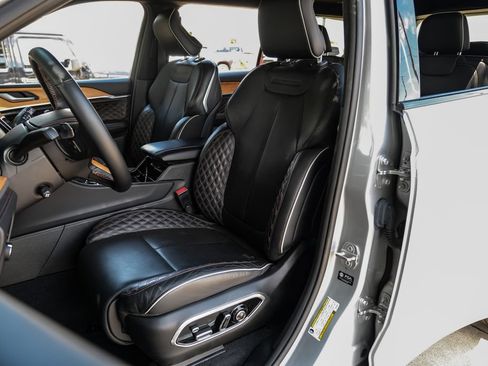 Used 2023 Jeep Grand Cherokee L Summit AWD/4WD image 8