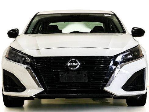 Used 2025 Nissan Altima 2.5 SV FWD image 2