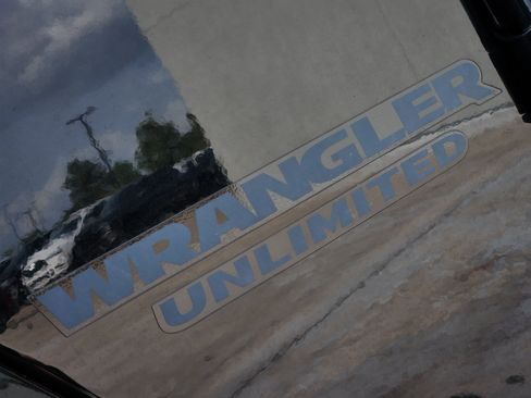 Used 2017 Jeep Wrangler Unlimited Sahara AWD/4WD image 11