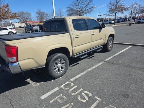 Used 2016 Toyota Tacoma SR5 w/ Towing Package image 7