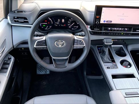 Used 2025 Toyota Sienna XLE image 6