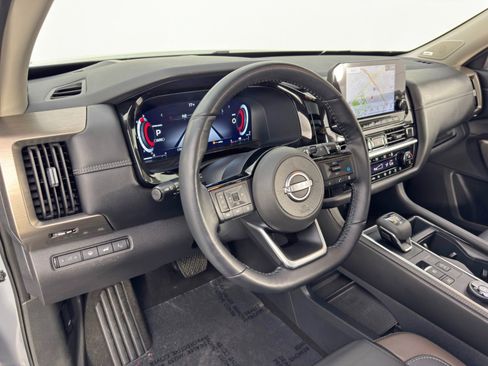 Used 2024 Nissan Pathfinder Platinum image 13