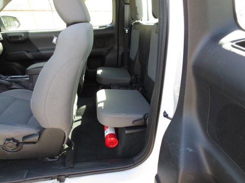 Used 2017 Toyota Tacoma SR w/ SR Convenience Package image 8