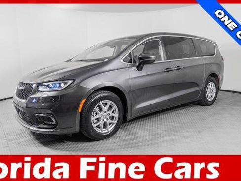 Used 2023 Chrysler Pacifica Touring-L image 1