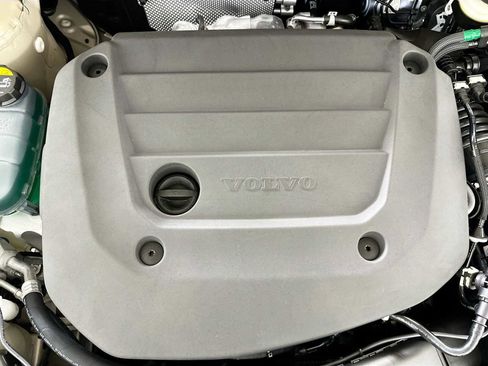 Used 2025 Volvo XC40 B5 Plus w/ Climate Package image 28