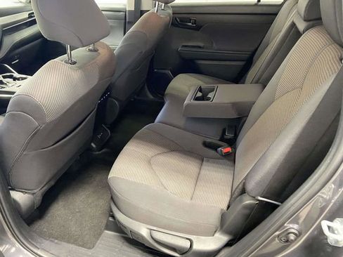 Used 2024 Toyota Highlander LE image 12
