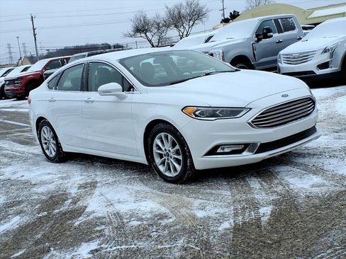 Used 2017 Ford Fusion SE w/ Fusion SE Technology Package image 7