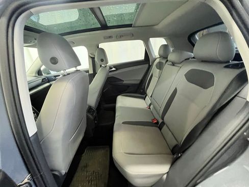 Certified 2022 Volkswagen Taos SE w/ Panoramic Sunroof Package image 24