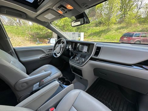 Used 2020 Toyota Sienna XLE w/ XLE Navigation Package AWD/4WD image 21