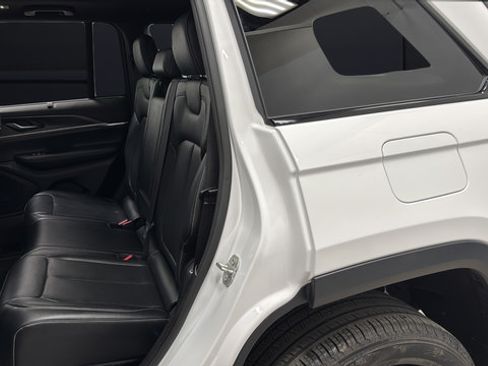 Used 2024 Jeep Grand Cherokee Limited w/ Luxury Tech Group II AWD/4WD image 22