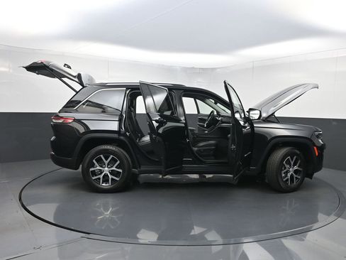 Used 2023 Jeep Grand Cherokee Limited AWD/4WD image 43