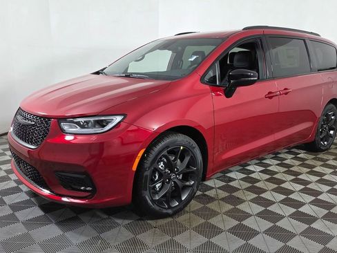 New 2026 Chrysler Pacifica Select image 3