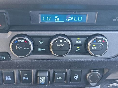 Used 2021 Toyota Tacoma TRD Sport w/ Technology Package image 26