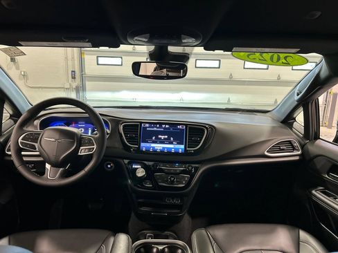Used 2025 Chrysler Pacifica Select FWD image 29
