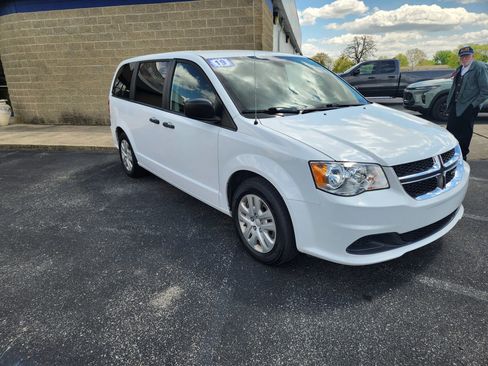 Used 2019 Dodge Grand Caravan SE FWD image 1