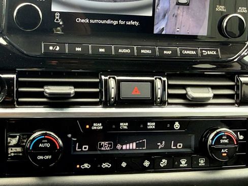 Used 2023 Nissan Pathfinder SL w/ Black Appearance Package AWD/4WD image 17