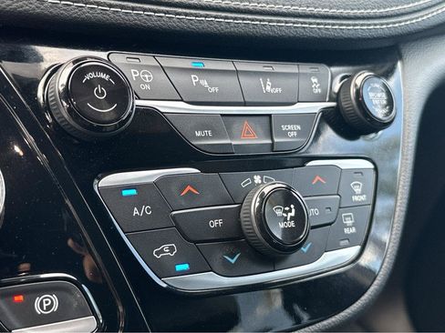 Used 2022 Chrysler Pacifica Touring-L w/ Uconnect Theater Family Group FWD image 26
