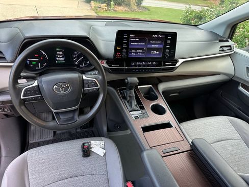 Used 2021 Toyota Sienna LE FWD image 10