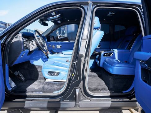 Used 2021 Rolls-Royce Cullinan Black Badge image 33