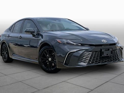 Used 2025 Toyota Camry SE w/ Convenience Package image 3