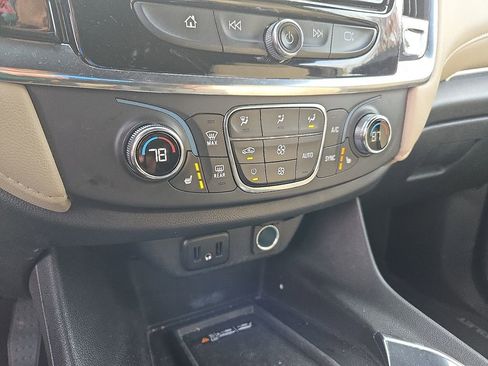 Used 2023 Chevrolet Traverse LT image 21