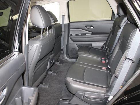 Used 2025 Nissan Pathfinder SL FWD image 18