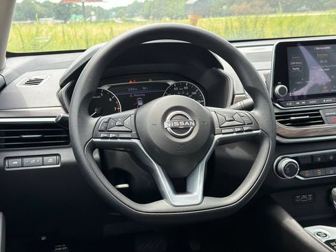 Used 2025 Nissan Altima 2.5 SV FWD image 23