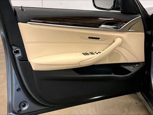 Used 2021 BMW 530e w/ Convenience Package image 24