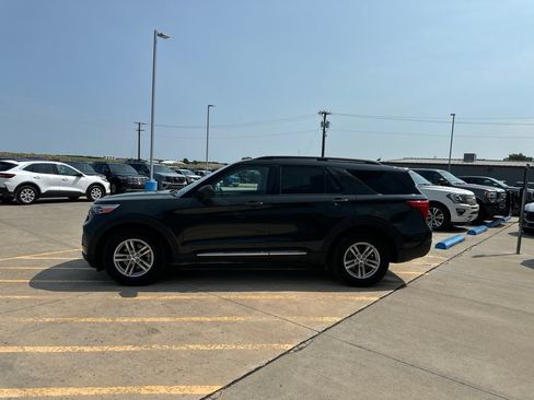 Used 2023 Ford Explorer XLT w/ Equipment Group 202A AWD/4WD image 4