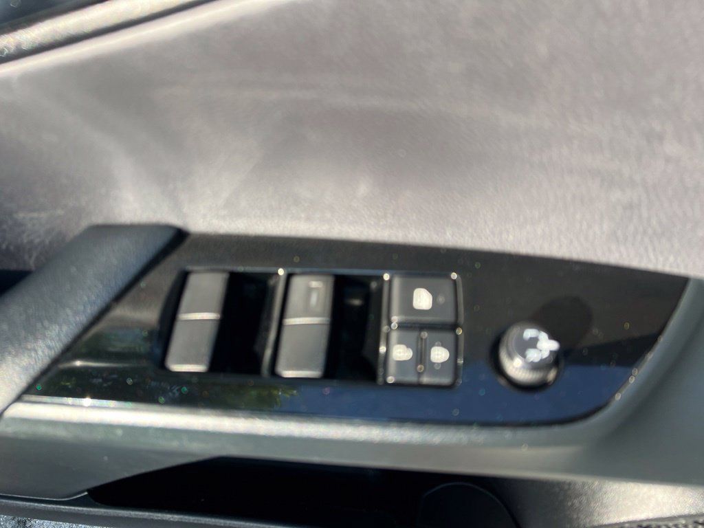 Used 2021 Toyota Prius L Eco FWD image 37