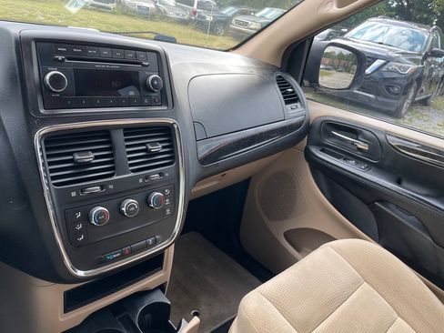 Used 2014 Dodge Grand Caravan American Value Package FWD image 16