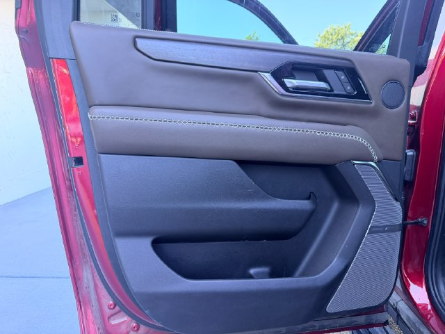 Used 2025 GMC Yukon XL Denali Ultimate AWD/4WD image 13