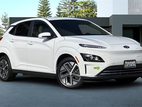 Used 2023 Hyundai Kona SE image 2