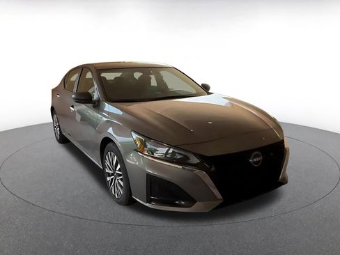 Used 2025 Nissan Altima 2.5 SV FWD image 3