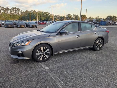 Used 2024 Nissan Sentra SV w/ All-Weather Package image 3