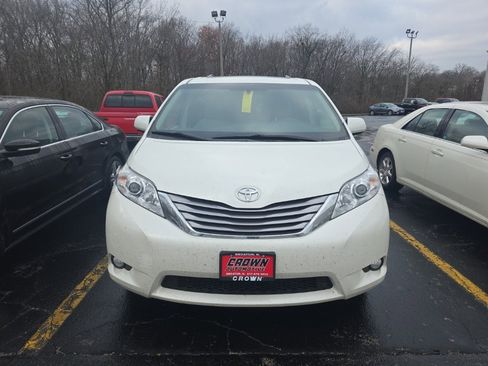 Used 2017 Toyota Sienna XLE image 2
