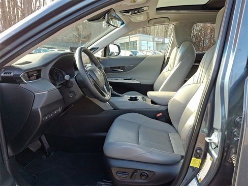 Used 2021 Toyota Venza Limited w/ Carpet Mat Package (TMS) image 14