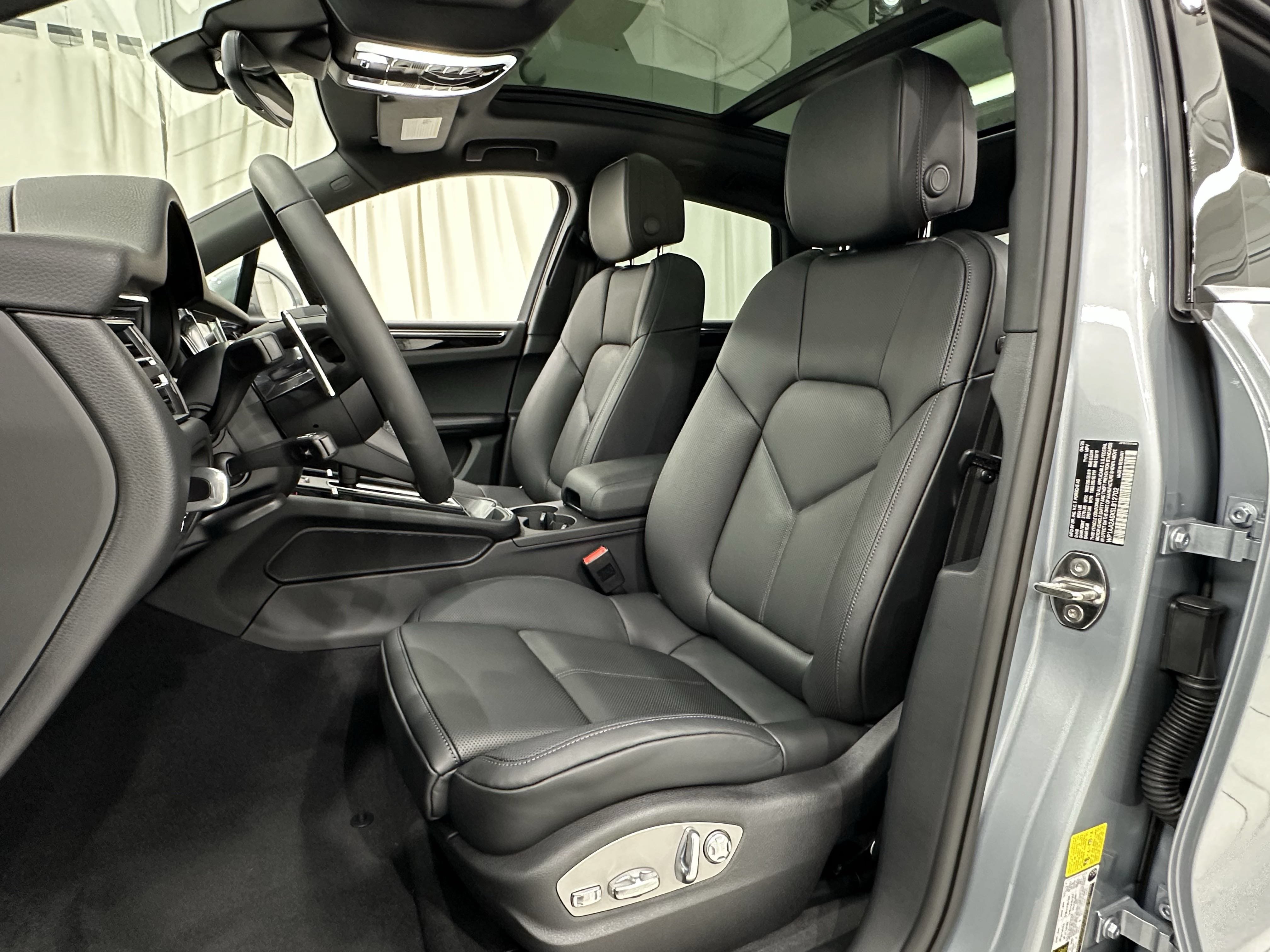 Used 2025 Porsche Macan AWD/4WD image 30