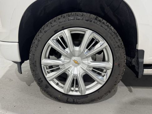 Used 2022 Chevrolet Silverado 1500 High Country w/ High Country Premium Package AWD/4WD image 10