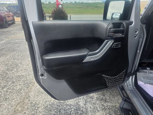 Used 2016 Jeep Wrangler Unlimited Sahara w/ Max Tow Package AWD/4WD image 10