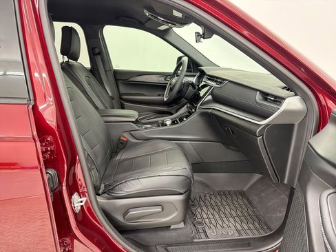 Used 2025 Jeep Grand Cherokee Laredo w/ Luxury Tech Group I RWD image 25