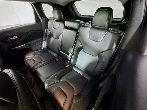 Used 2022 Jeep Cherokee Limited w/ Mopar Interior Package AWD/4WD image 22