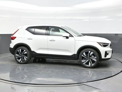 Used 2025 Volvo XC40 B5 Plus image 8