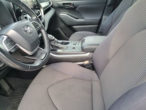 Used 2024 Toyota Highlander LE FWD image 18