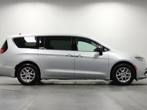 Used 2024 Chrysler Pacifica Touring-L FWD image 3