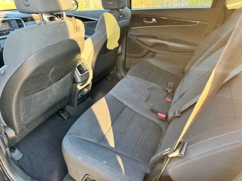 Used 2018 Kia Sorento FWD V6 image 32
