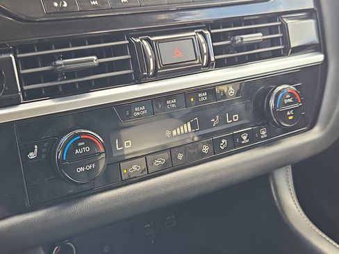 Used 2025 Nissan Pathfinder SL FWD image 25