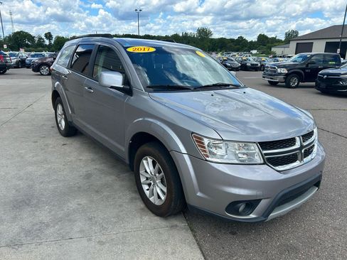 Used 2017 Dodge Journey SXT FWD image 3