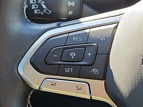 Used 2022 Volkswagen Tiguan SE w/ Panoramic Sunroof Package image 18