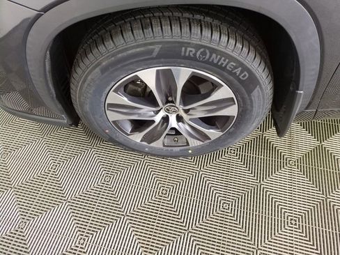 Used 2020 Toyota Highlander XLE image 28